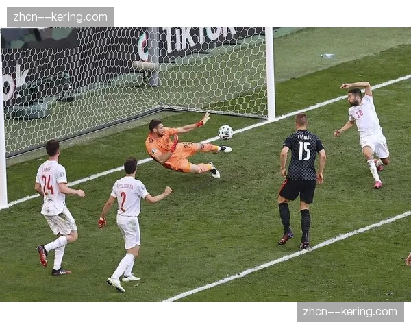 镜头记录：恩波利门将大脚开球直接找到前锋，源于前场一次有效压迫夺回球权