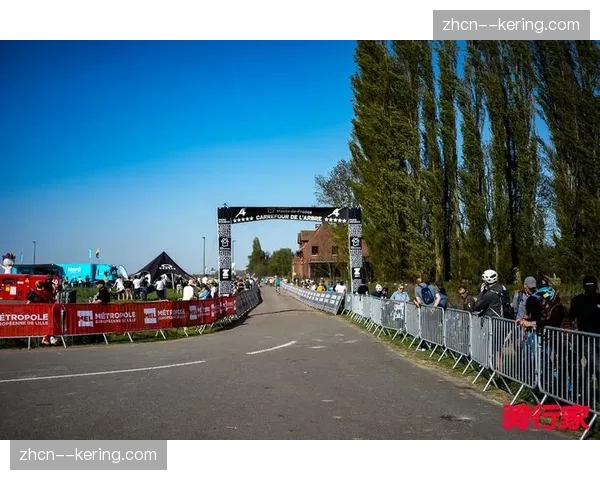 巴黎-鲁贝实时报道:赛事前半程平静,主车群进入第一个五星石头路 巴黎-鲁贝实时报道:赛事前半程平静,主车群进入第一个五星石头路