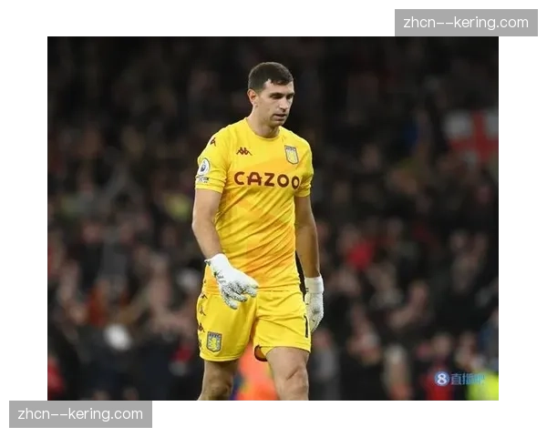 雨战中的温情：阿斯顿维拉门将马丁内斯为小球童撑伞
